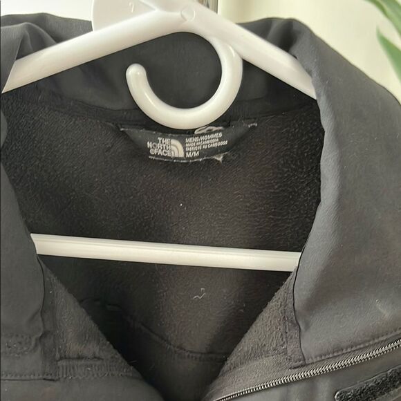 The North Face Black Performance Jacket for Versatile Outdoor Use - Picture 2 of 8